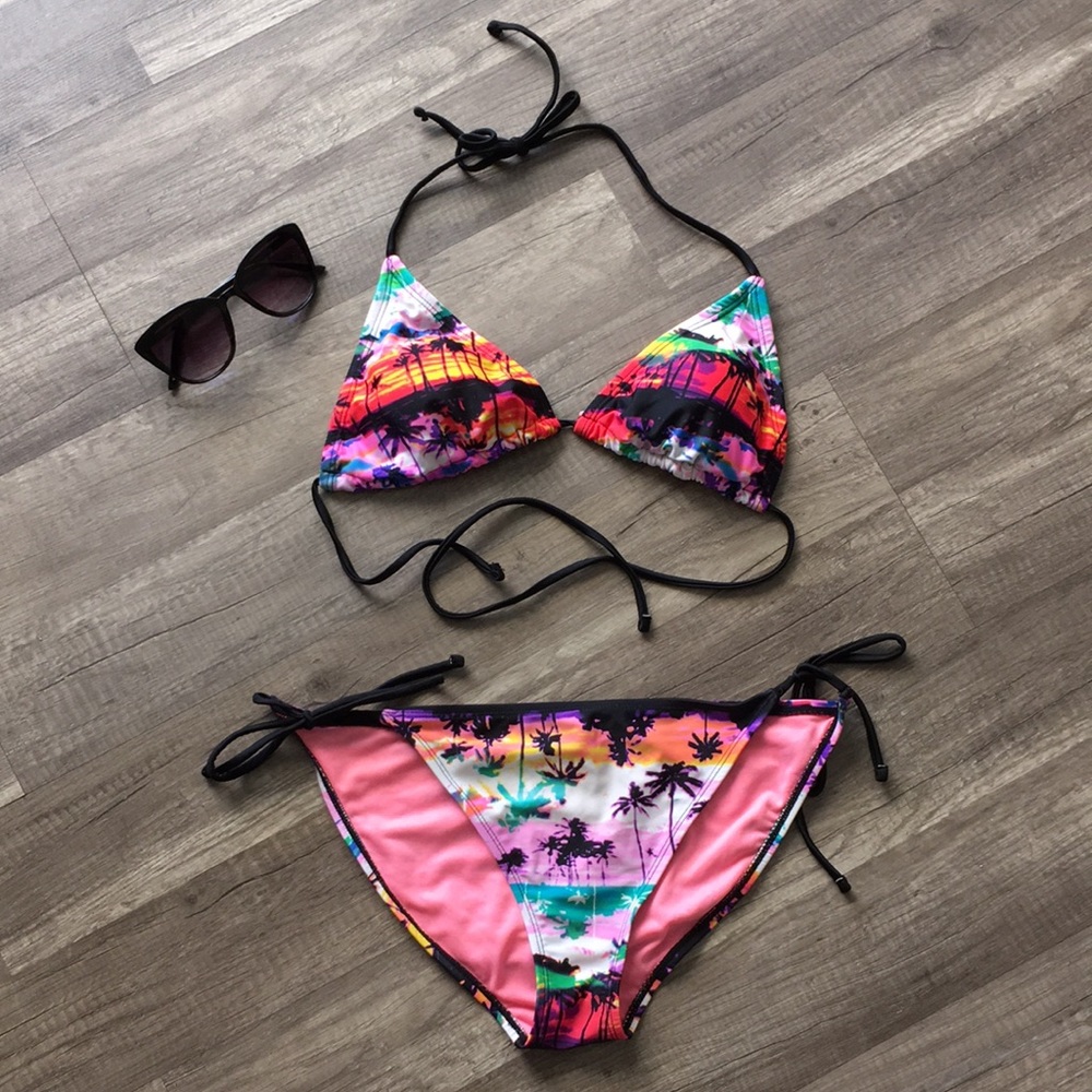 ๐ดSOLD!! Wet Seal Tropical Bikini Set - Picture 1 of 17